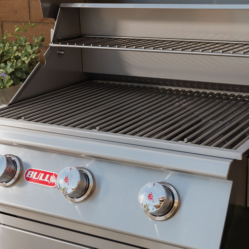 Bull Steer 25-Inch 3-Burner Freestanding Gas Grill